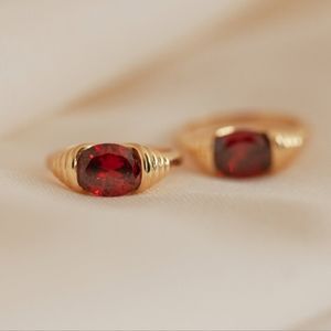Heirloom Ring sz 7- Caitlyn Minimalist Garnet Signet Ring
